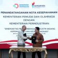 Dalam mendukung sinergitas pengembangan industri kepemudaan dan keolahragaan, Menteri Pemuda dan Olahraga Republik Indonesia (Menpora RI), Erick Thohir melakukan Penandatangan Nota Kesepahaman dengan Menteri Perindustrian Agus Gumiwang Kartasasmita di kantor Dirjen Kementerian Perindustrian, Selasa (25/11) pagi. (foto:Herry/kemenpora.go.id)