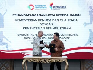 Dalam mendukung sinergitas pengembangan industri kepemudaan dan keolahragaan, Menteri Pemuda dan Olahraga Republik Indonesia (Menpora RI), Erick Thohir melakukan Penandatangan Nota Kesepahaman dengan Menteri Perindustrian Agus Gumiwang Kartasasmita di kantor Dirjen Kementerian Perindustrian, Selasa (25/11) pagi. (foto:Herry/kemenpora.go.id)