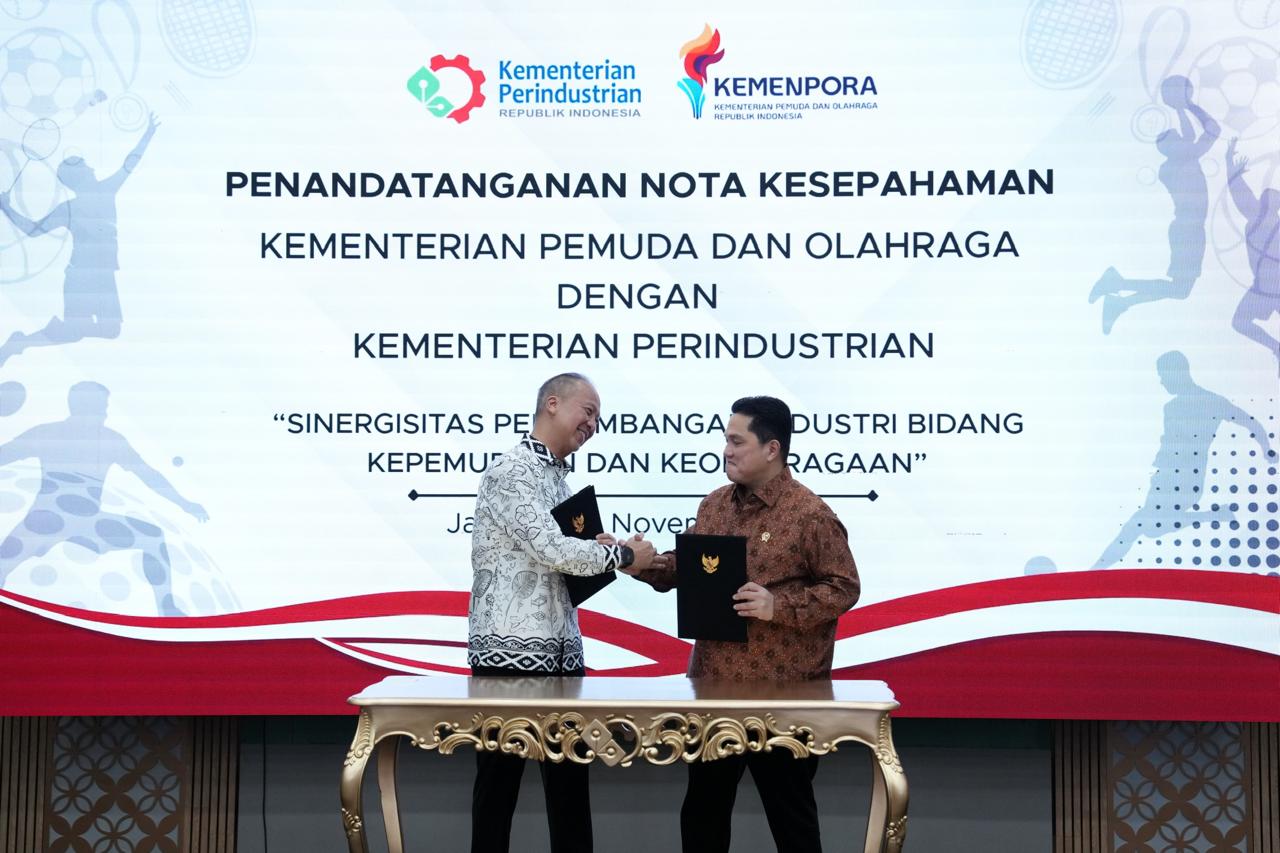 Dalam mendukung sinergitas pengembangan industri kepemudaan dan keolahragaan, Menteri Pemuda dan Olahraga Republik Indonesia (Menpora RI), Erick Thohir melakukan Penandatangan Nota Kesepahaman dengan Menteri Perindustrian Agus Gumiwang Kartasasmita di kantor Dirjen Kementerian Perindustrian, Selasa (25/11) pagi. (foto:Herry/kemenpora.go.id)