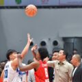 Wakil Menteri Pemuda dan Olahraga Republik Indonesia (Wamenpora RI), Taufik Hidayat, secara simbolis melakukan tip off atau jump ball sebagai tanda dimulainya pertandingan final sektor putra DBL 2025 Jakarta di Indonesia Arena, Jumat (21/11). (foto:Andre/kemenpora.go.id)