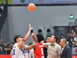 Wakil Menteri Pemuda dan Olahraga Republik Indonesia (Wamenpora RI), Taufik Hidayat, secara simbolis melakukan tip off atau jump ball sebagai tanda dimulainya pertandingan final sektor putra DBL 2025 Jakarta di Indonesia Arena, Jumat (21/11). (foto:Andre/kemenpora.go.id)