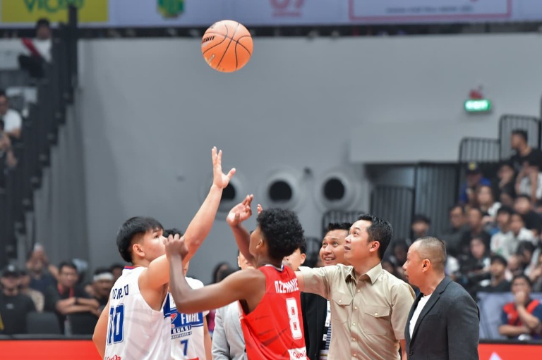 Wakil Menteri Pemuda dan Olahraga Republik Indonesia (Wamenpora RI), Taufik Hidayat, secara simbolis melakukan tip off atau jump ball sebagai tanda dimulainya pertandingan final sektor putra DBL 2025 Jakarta di Indonesia Arena, Jumat (21/11). (foto:Andre/kemenpora.go.id)