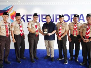 Menteri Pemuda dan Olahraga Republik Indonesia (Menpora RI) Erick Thohir, menerima audiensi Ketua Kwarnas Gerakan Pramuka Budi Waseso yang hadir bersama Sekjen Kwarnas Gerakan Pramuka Bachtiar, Waka Kwarnas Bidang Pembinaan Anggota Muda Rachman Syah di Lantai 10 Kantor Kemenpora Senayan, Jakarta, Jumat (14/11).(foto:raiky/kemenpora.go.id)