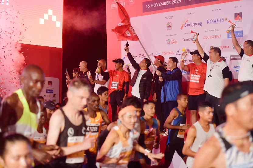 Menteri Pemuda dan Olahraga (Menpora) RI Erick Thohir menghadiri Bank Jateng Borobudur Marathon 2025 di kompleks Taman Lumbini, Candi Borobudur, Magelang, Jawa Tengah (Jateng), Minggu (16/11) pagi. Menpora sekaligus melepas para peserta lari yang terbagi dalam tiga nomor meliputi Marathon, Half Marathon, dan 10K.(foto:bagus/kemenpora.go.id)