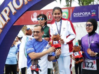 Melalui cabang olahraga atletik pada ajang Pekan Olahraga Nasional (Pornas) XVII Korps Pegawai Republik Indonesia (Korpri) Tahun 2025, atlet lari Kementerian Pemuda dan Olahraga (Kemenpora), Rumini, berhasil meraih medali emas pada nomor lari 5 kilometer (5K). (foto:raiky/kemenpora.go.id)