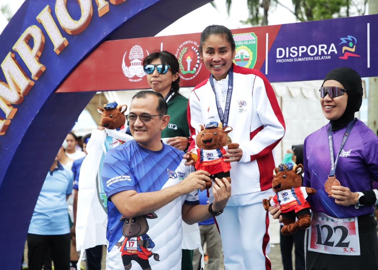 Melalui cabang olahraga atletik pada ajang Pekan Olahraga Nasional (Pornas) XVII Korps Pegawai Republik Indonesia (Korpri) Tahun 2025, atlet lari Kementerian Pemuda dan Olahraga (Kemenpora), Rumini, berhasil meraih medali emas pada nomor lari 5 kilometer (5K). (foto:raiky/kemenpora.go.id)