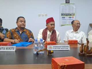 Diantar Jawara Betawi, Radian Kembalikan Formulir Calon Ketua Kadin Jakut