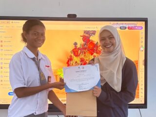 Tim 11 Ekspedisi Patriot IPB Perkuat Literasi Digital Siswa SMAN Plus Urumb